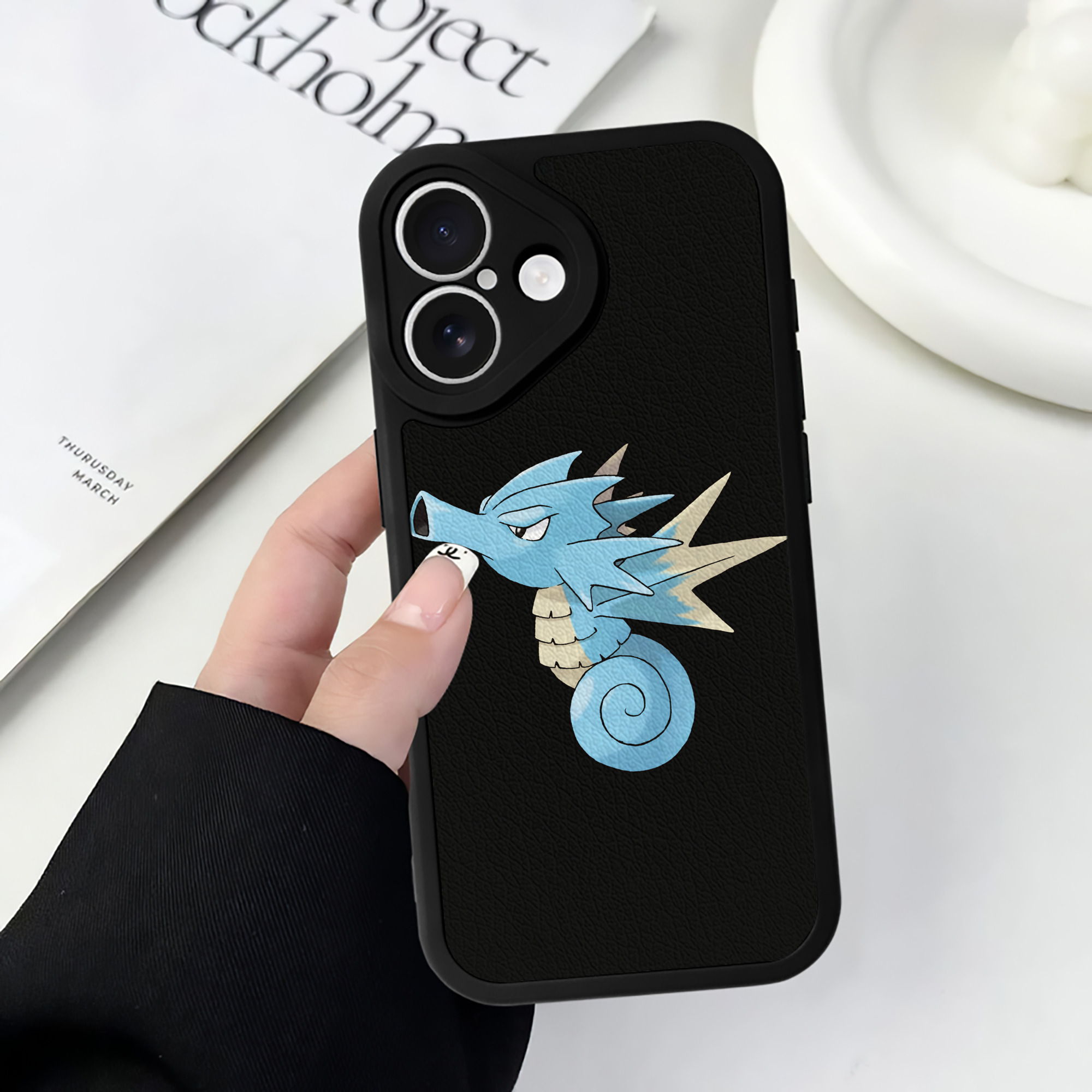 （画像用） ポケットモンスター Pokémon 【iPhone 16シリーズ対応】シリコンスマホケース（レザー調） 材質：シリコン